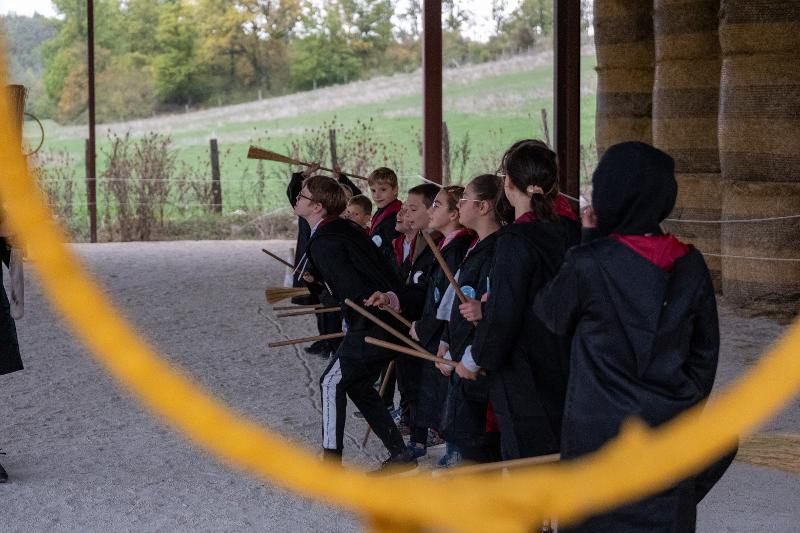 enfants en colonie sorcier qui lancent des sorts avec leurs baguettes magiques