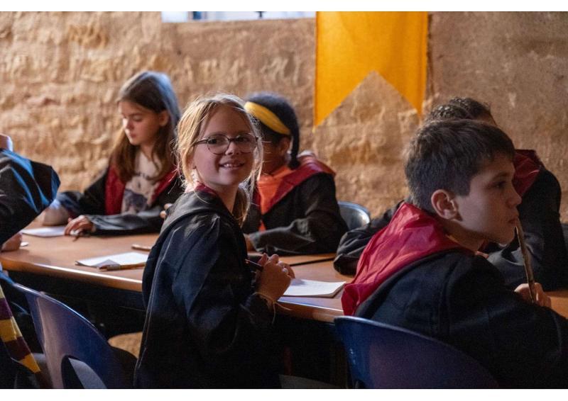 enfants en cours de sorcellerie lors d'une colonie sorcier