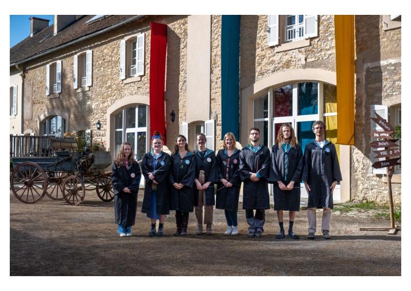 groupe de jeunes déguisés en sorciers lors de la colonie sorcier