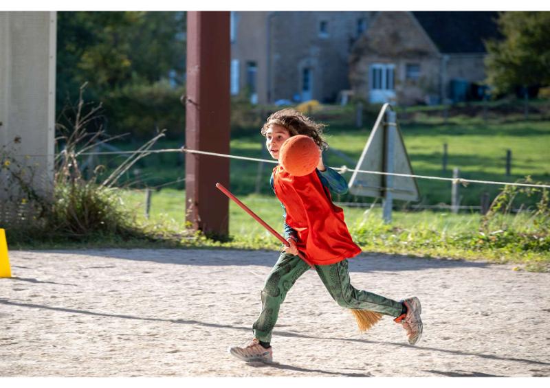 enfant qui joue au quidditch lors d'une colonie sorcier