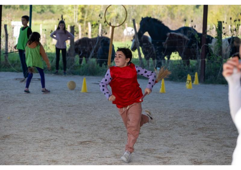enfant qui jour au quidditch en plein air lors d'une colonie sorcier
