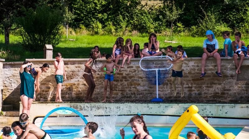 enfants qui jouent dans une piscine lors d'une colo