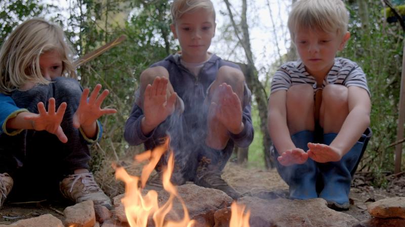 enfants autour d'un feu de camp
