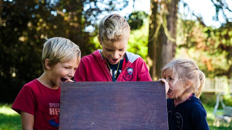 enfants lors d'une course d'orientation