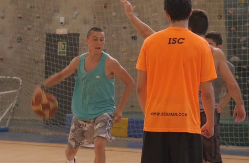 quatre jeunes qui jouent au basketball dans un stade lors d'une colo