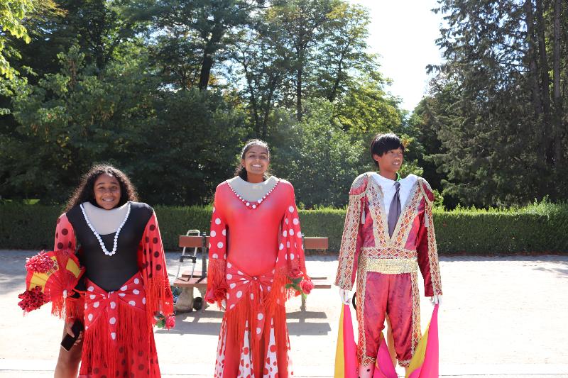 jeunes avec des costumes espagnols en séjour linguistique Barcelone