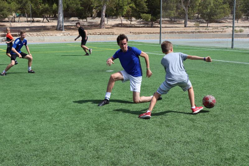 garçons qui jouent au football en séjour linguistique et sportif