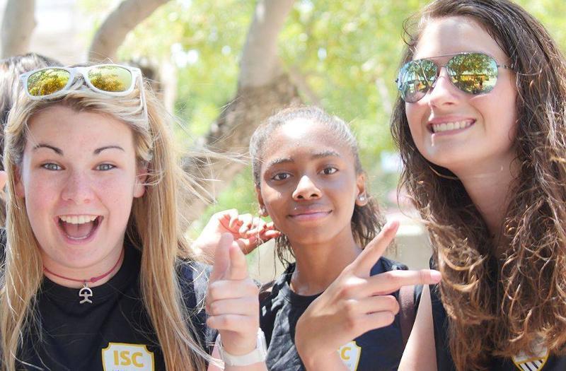 jeunes filles qui sourient en colo ado