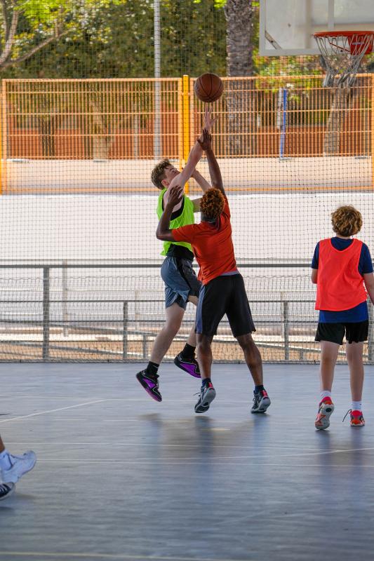 jeunes qui font du basketball lors d'un séjour de langue espagnol