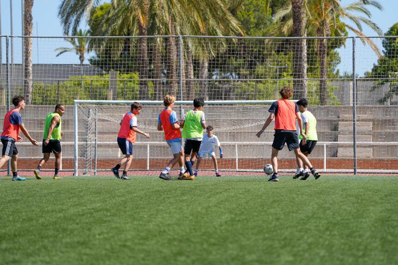 garçons qui font du foot en plein air lors d'un séjour de langue espagnol