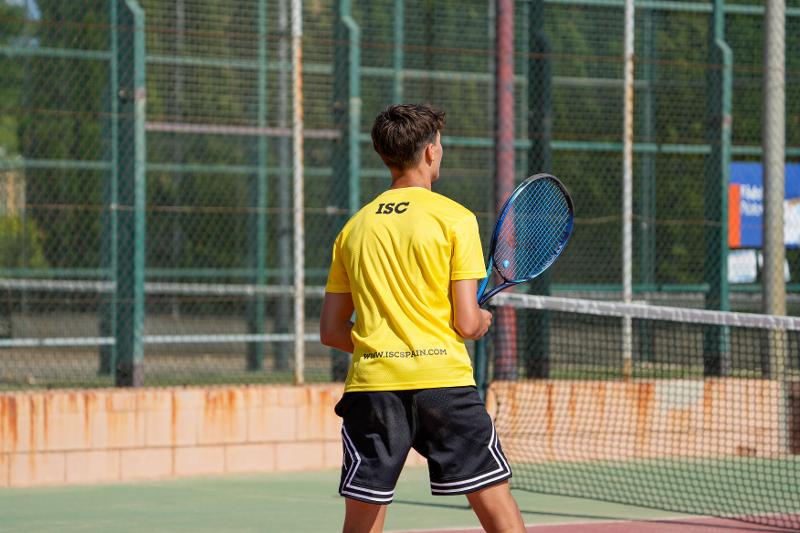 jeune qui fait du tennis en plein air en séjour de langue espagnol