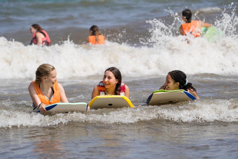 jeunes filles qui s'amusent sur des paddles lors d'une colo