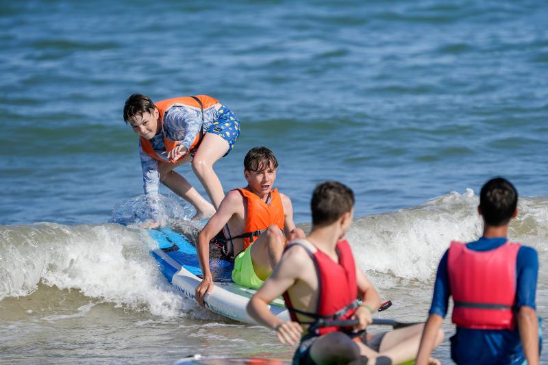 jeunes qui font du paddle en séjour linguistique à Alicante