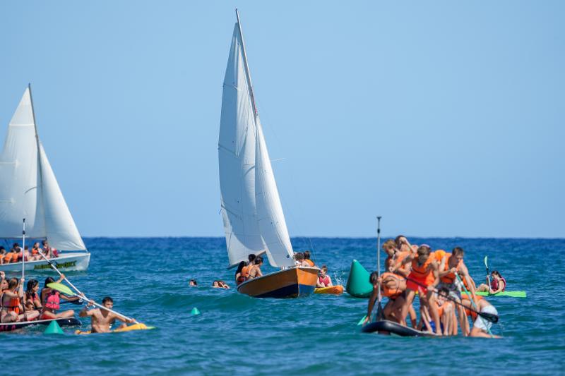 Jeunes qui font du paddle et du bateau lors d'un séjour de langue espganol à Alicante