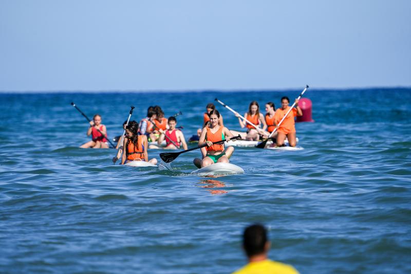 Participe à notre stage de langue espagnol et profite de sessions de paddle sur la mer comme ces jeunes à Alicante