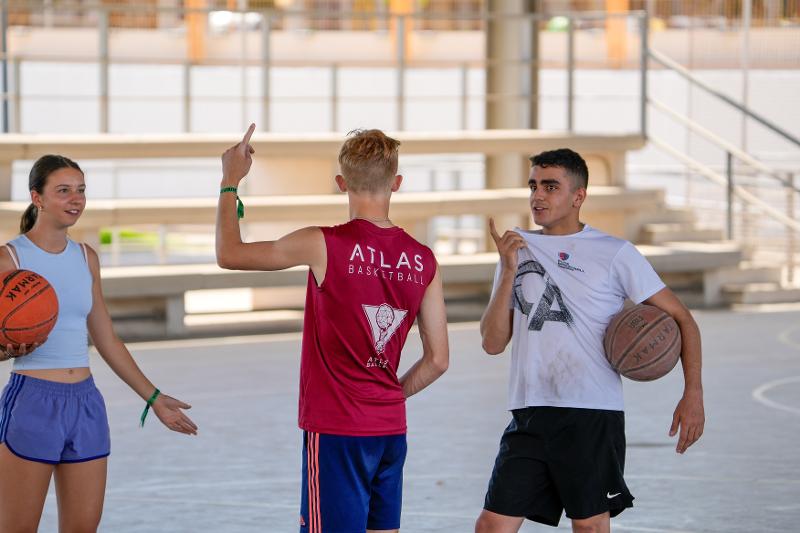 jeunes qui parlent lors d'un match de basketball en colo