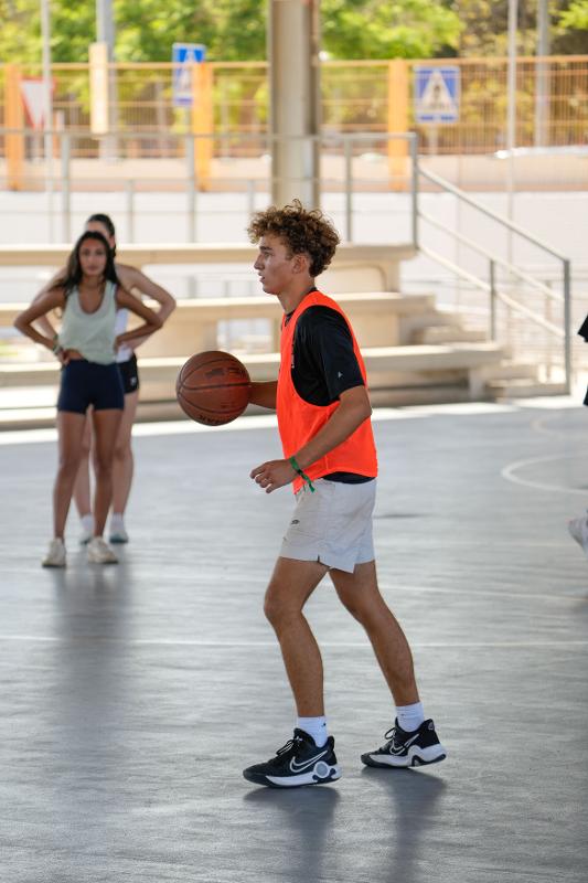 garçon seul sur le terrain de basketball lors d'un séjour de langue espagnol