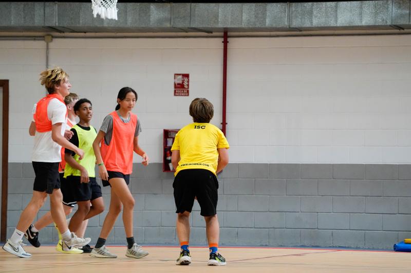match de baskets entre jeunes lors d'un séjour de langue espagnol