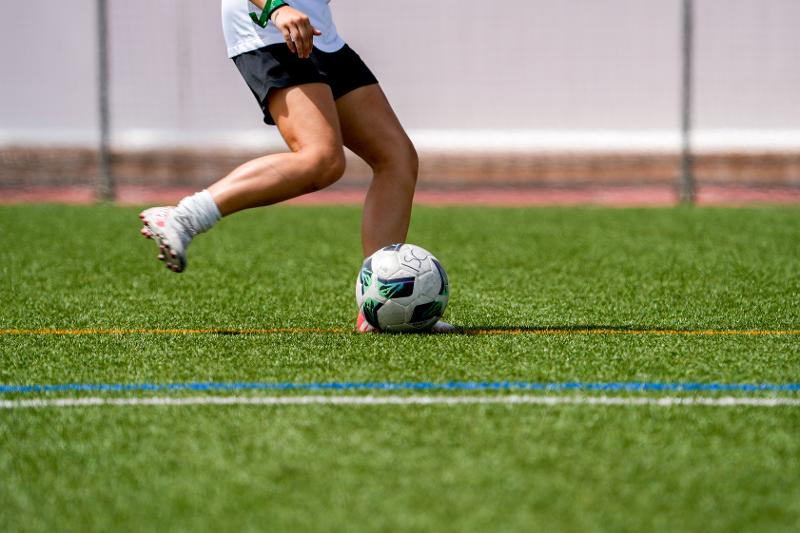 ado qui joue au foot sur un terrain après les cours en stage de langue espagnol