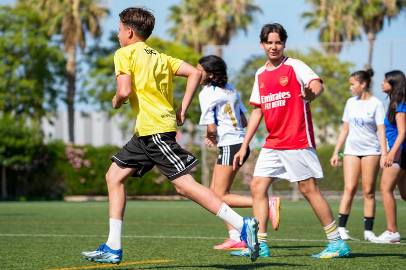 garçons en entrainement de foot sous les palmiers et le soleil lors d'un stage de langue espagnol