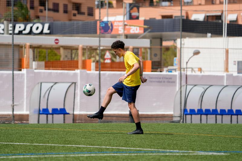 jeune qui tape dans un ballon lors d'un entrainement de foot en stage de langue espagnol à Alicante