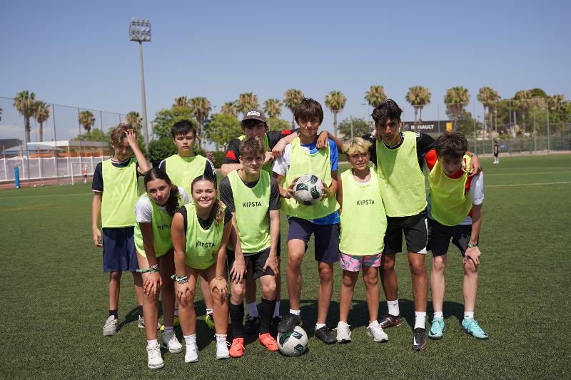 groupe de jeunes qui font une photo sur un terrain de foot lors d'un stage de langue espagnol