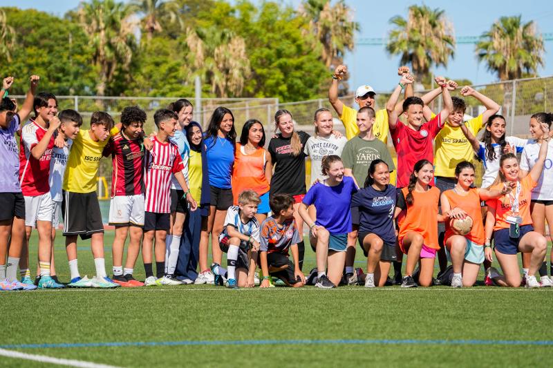 photo de groupe lors d'un stage de langue espagnol avec des après-midis football