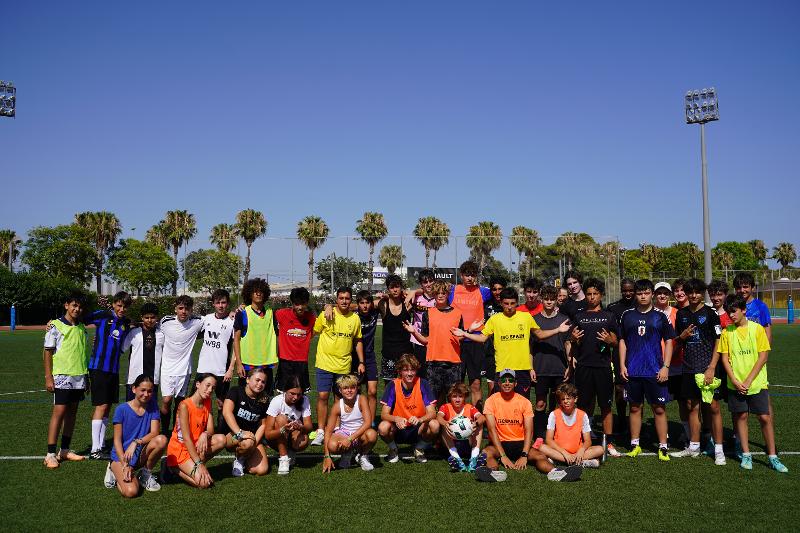 photo de groupe sur un terrain de football lors d'un stage de langue espagnol