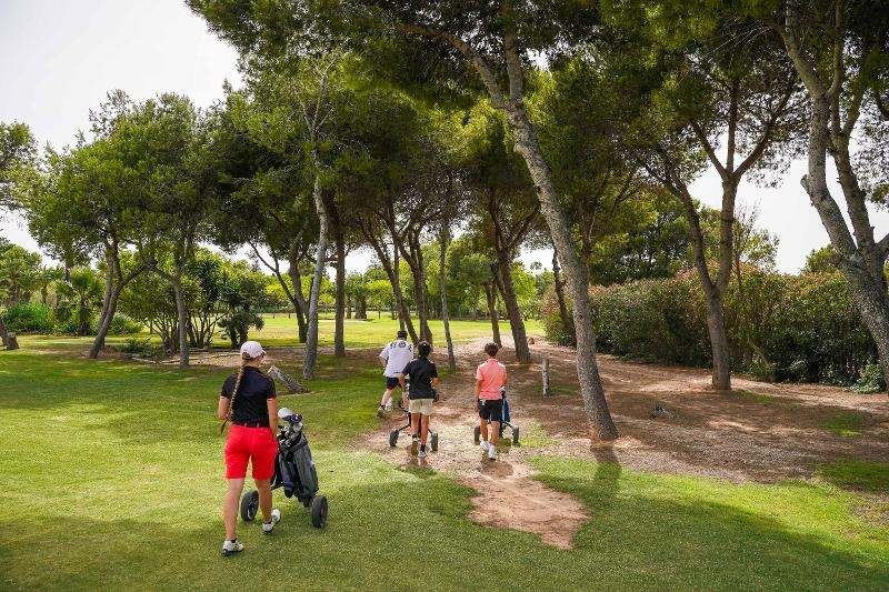 jeunes qui font du golf dans la nature lors d'un stage de langue espagnol