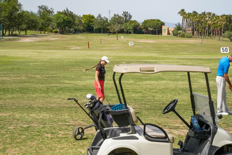 joueuse de golf et caddie en stage de langue espagnol