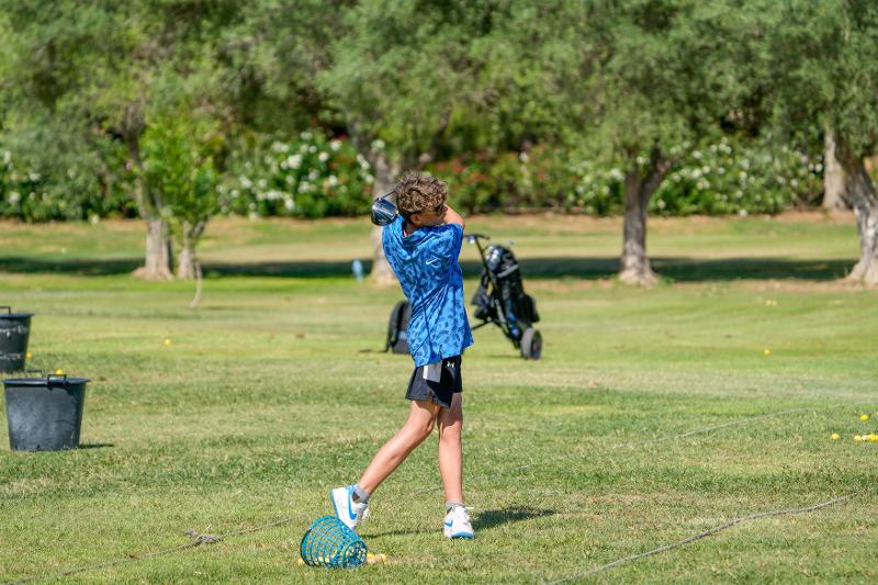 jeune qui fait un swing sur un terrain de golf en stage de langue espagnol