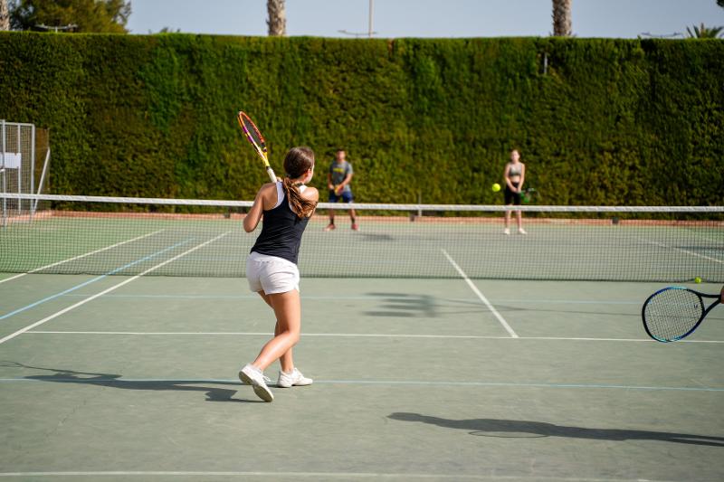 fille qui joue sur un court de tennis en stage de langue espagnol