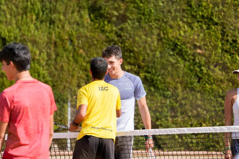 deux jeunes qui s'amusent sur un court de tennis en stage de langue espagnol