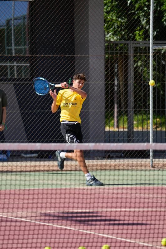 jeune très fort en tennis qui ne cesse de s'améliorer en stage de langue espagnol