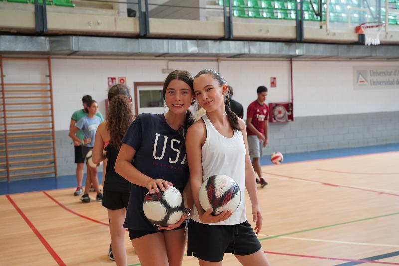 deux copines sur un terrain de volleyball en stage de langue espagnol