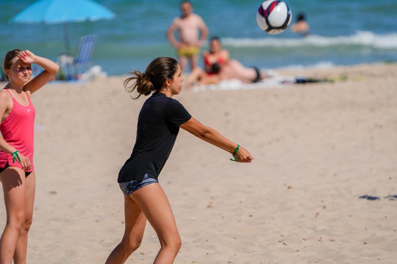 deux filles qui font du beach volleyball en stage de langue espagnol