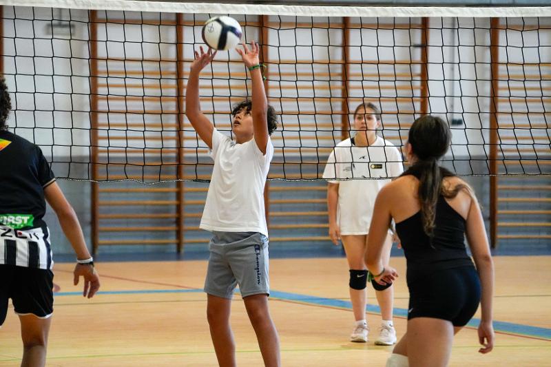 jeune qui fait une passe de volleyball sur un terrain en stage de langue espagnol