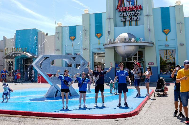 adolescents dans un parc d'attraction en stage de langue espagnol