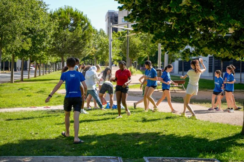 groupe de jeunes qui s'amusent ensembles dans un parc après leur stage de langue espagnol