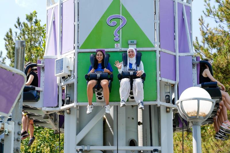 deux ados dans un manège en parc d'attraction lors d'un stage de langue espagnol