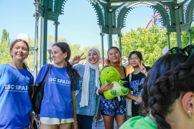 groupe de filles dans un parc d'attractions en stage de langue espagnol