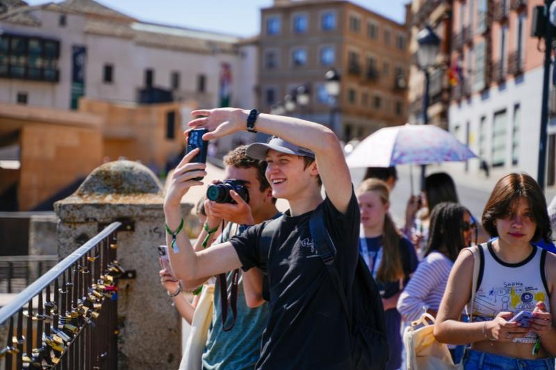 jeunes qui visitent Madrid et prennent des monuments en photo en stage de langue espagnol