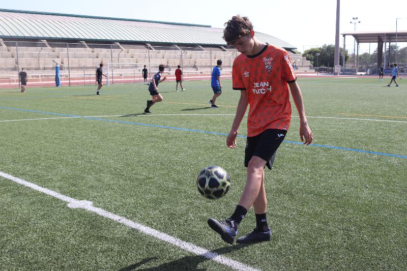 garçon qui fait des figures de foot en stage de langue espagnol