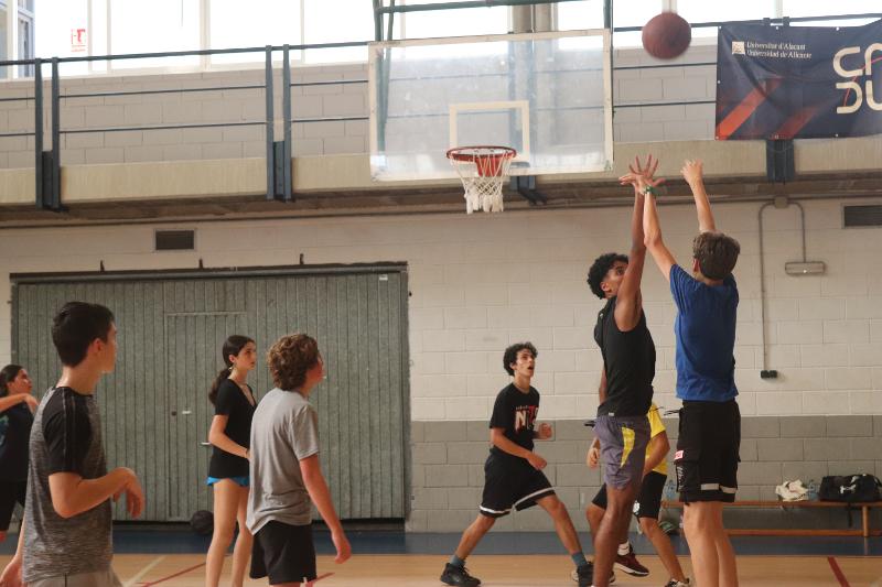 adolescents qui font du basketball en stage de langue espagnol