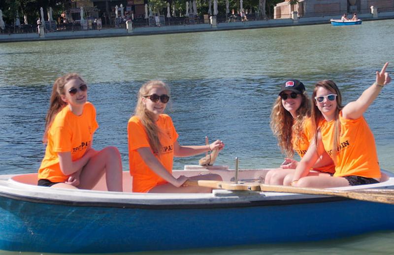 quatre filles qui sourient sur une barque lors d'une colo à madrid