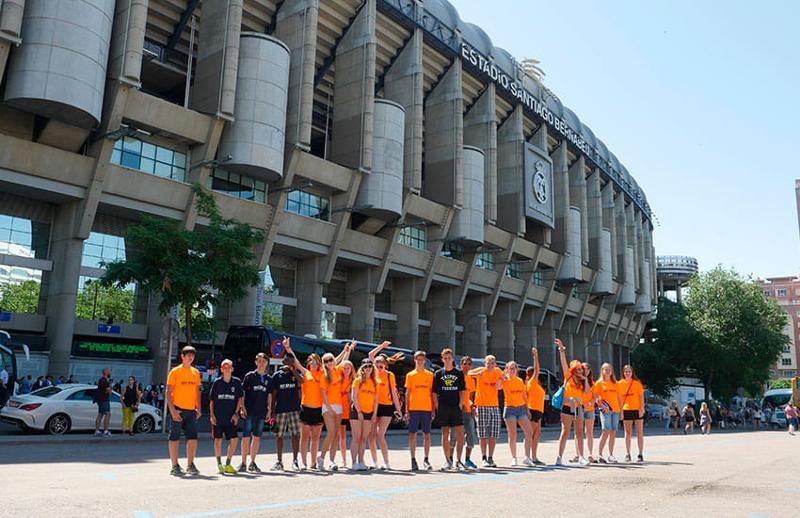 groupe de jeunes avec les t-shirts du camp devant santiago bernabeu