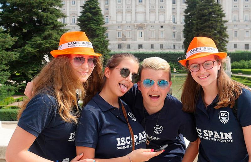 4 adolescents prennent la pause pour une photo dans un parc en séjour linguistique Madrid 