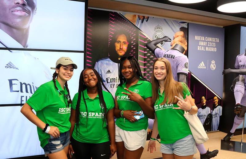 groupe de filles avec le t-shirt de la colo qui sourient et s'amusent lors d'une visite en Espagne