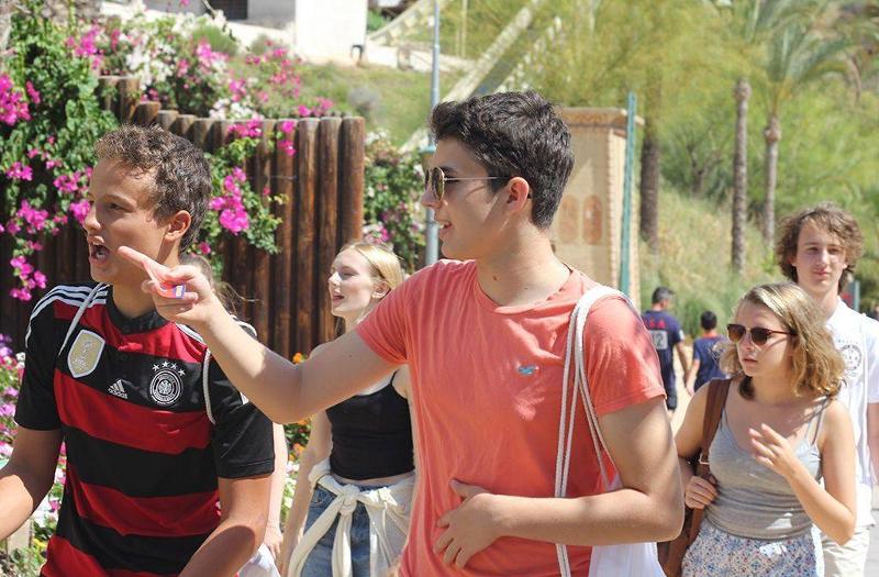 jeunes avec des lunettes de soleil qui partent se promener en Espagne