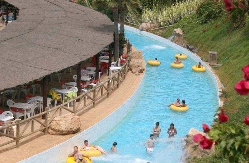 jeunes sur des bouées gonflables dans la piscine en colo